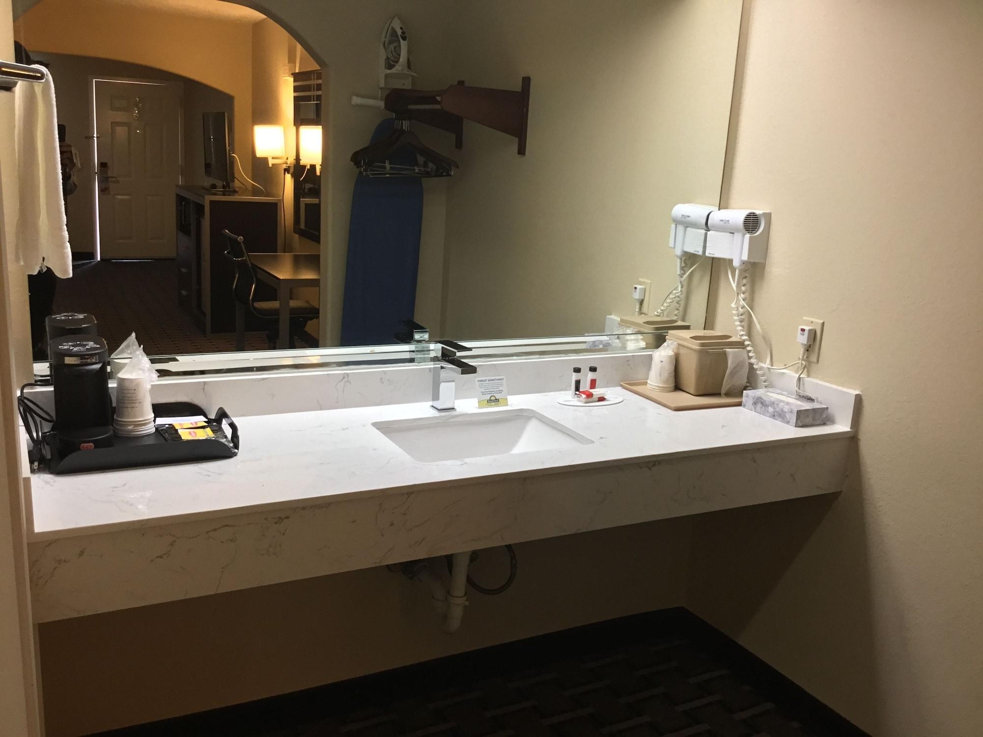 Days Inn & Suites By Wyndham Houston North - Spring Ngoại thất bức ảnh