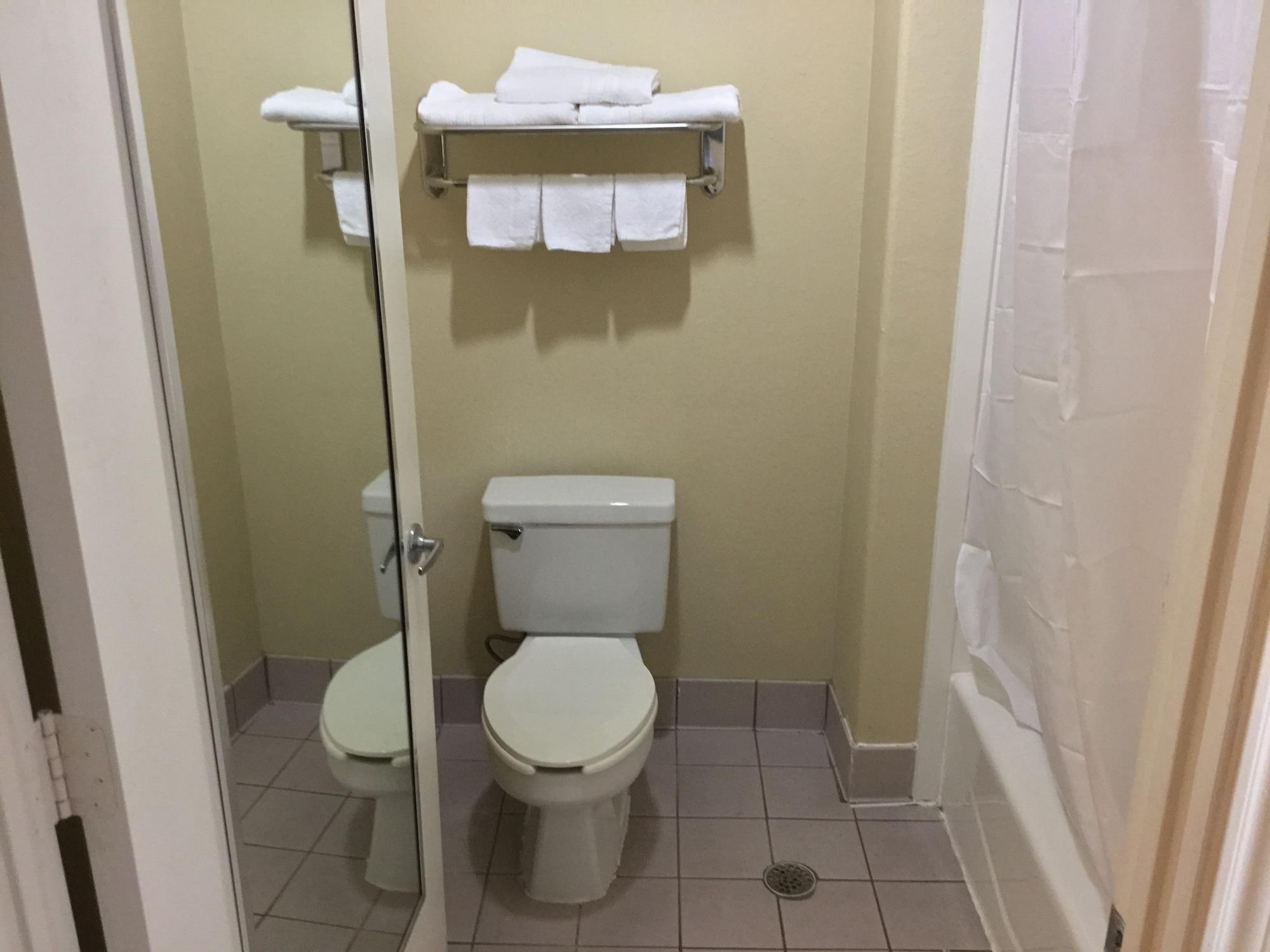 Days Inn & Suites By Wyndham Houston North - Spring Ngoại thất bức ảnh
