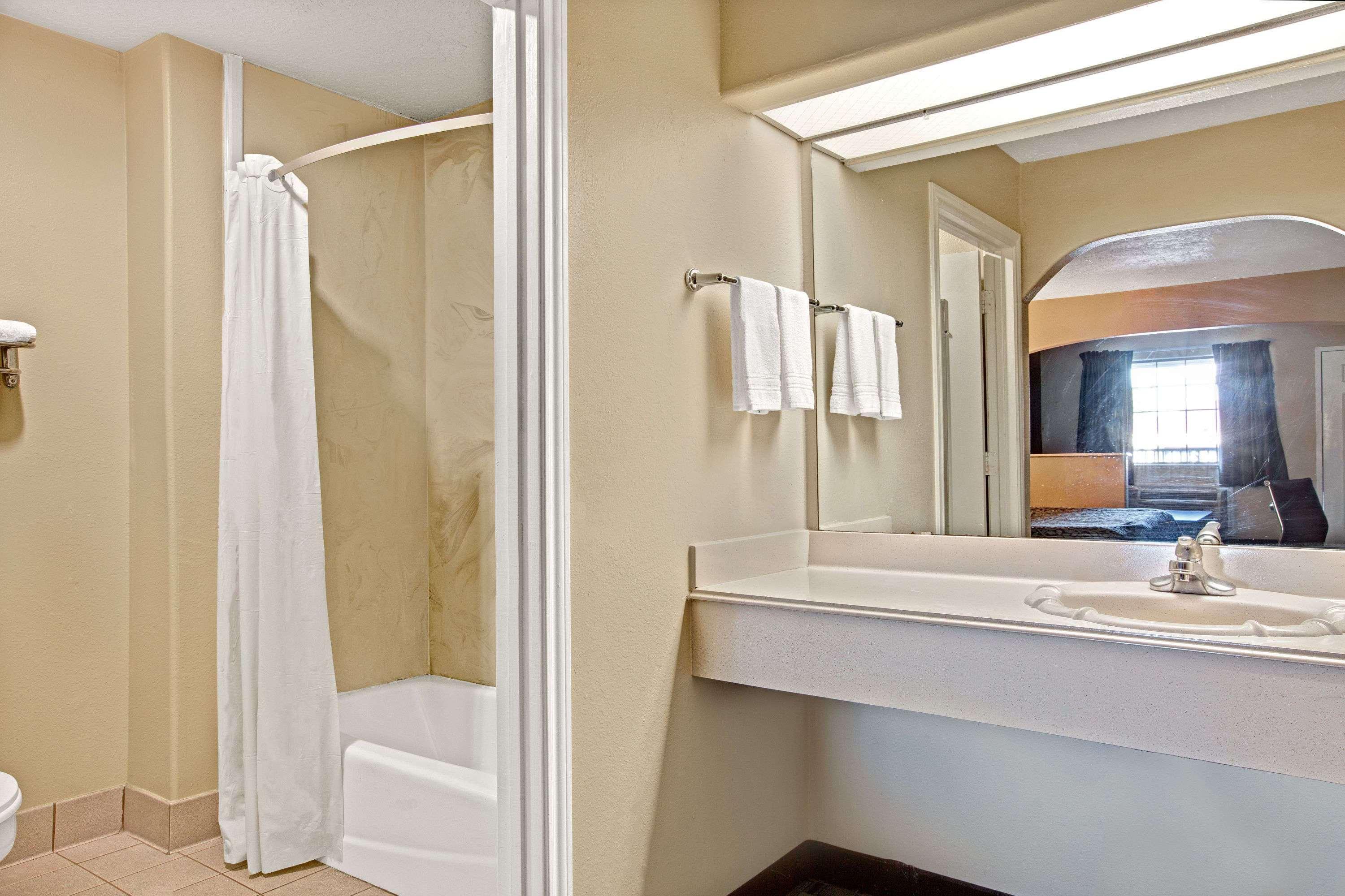 Days Inn & Suites By Wyndham Houston North - Spring Ngoại thất bức ảnh