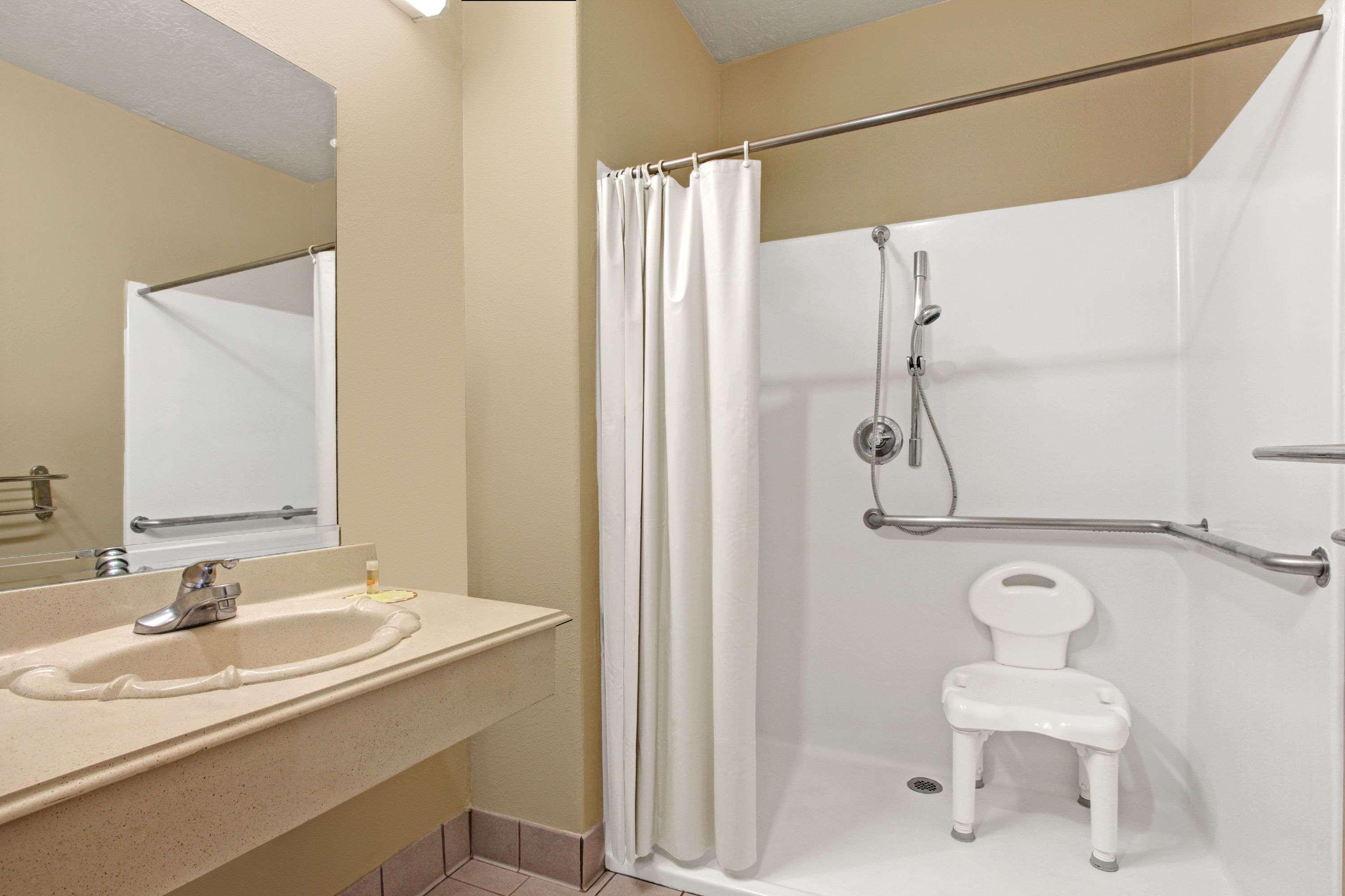Days Inn & Suites By Wyndham Houston North - Spring Ngoại thất bức ảnh