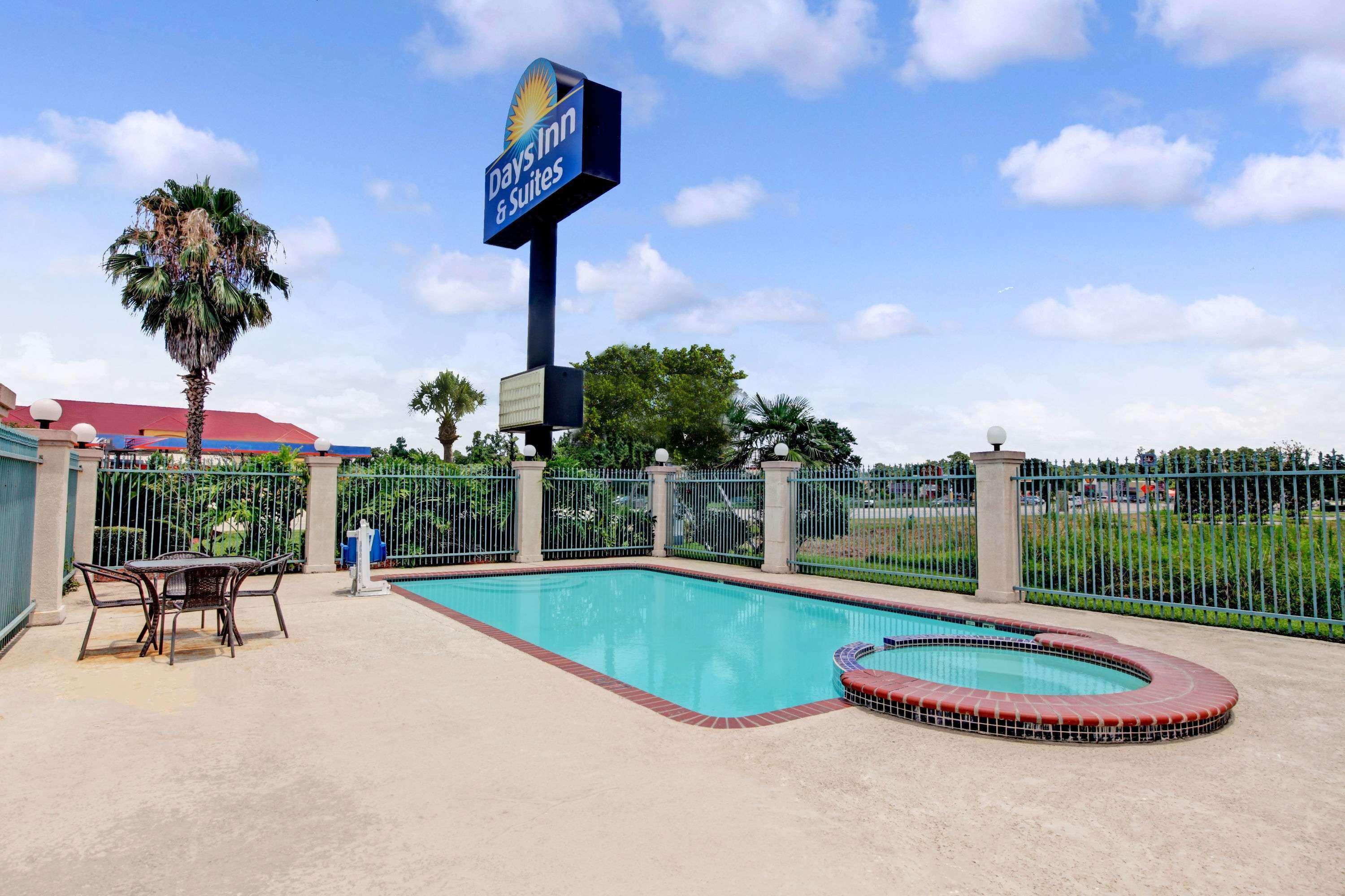 Days Inn & Suites By Wyndham Houston North - Spring Ngoại thất bức ảnh