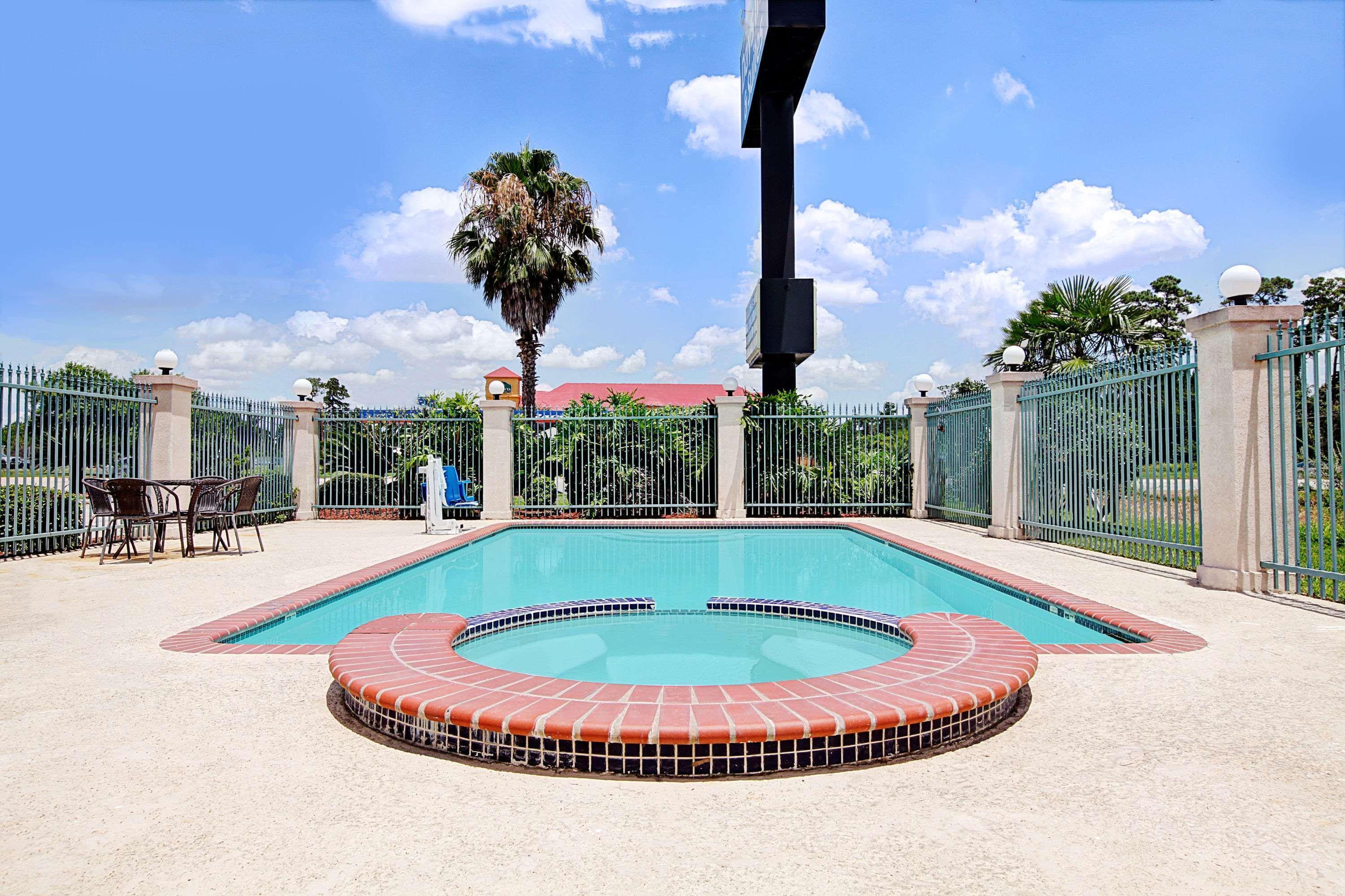 Days Inn & Suites By Wyndham Houston North - Spring Ngoại thất bức ảnh